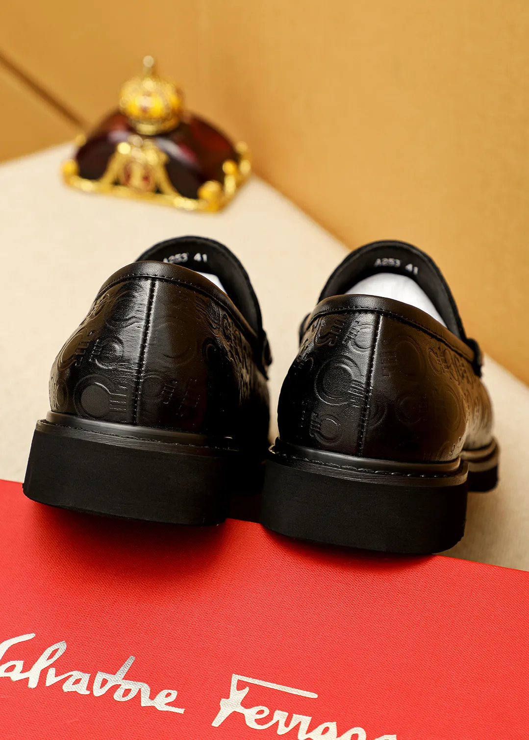 Men's shoes 💰520 💐 Product trademark: Ferragamo "Ferragamo" casual leather shoes Regular size: 38-44 (45.46🉑️customized) Product materials: Selected imported first-layer calfskin embossed upper + original hardware buckle, imported water-dyed cow leather lining. Strong three-dimensional visual effect, original outsole color: 1⃣️color optional